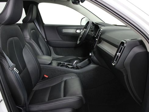 Certified 2025 Volvo XC40 B5 Plus image 29