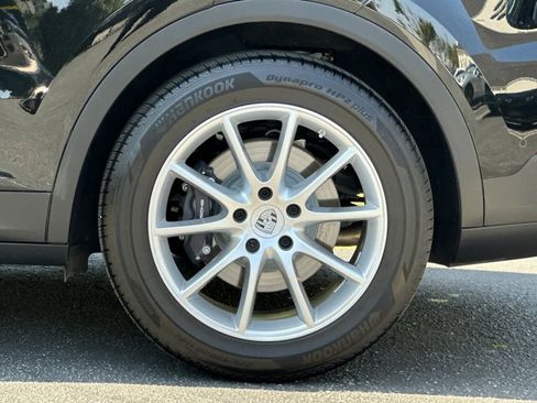 Certified 2025 Porsche Cayenne AWD/4WD image 32