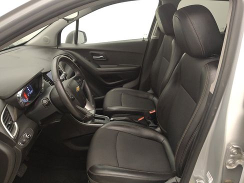 Used 2021 Chevrolet Trax LT w/ LT Convenience Package FWD image 17