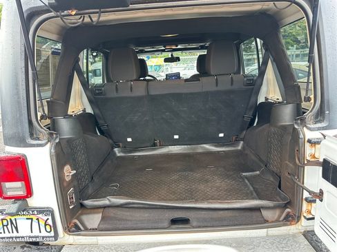 Used 2017 Jeep Wrangler Unlimited Sahara w/ Connectivity Group AWD/4WD image 20