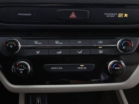 Used 2019 Kia Sedona EX image 46