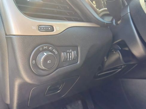 Used 2017 Jeep Cherokee Latitude w/ Cold Weather Group AWD/4WD image 17