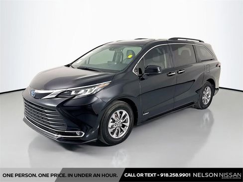 Used 2021 Toyota Sienna XLE image 1