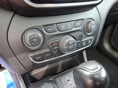 Used 2022 Jeep Cherokee Limited image 16