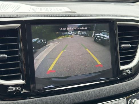Used 2024 Chrysler Pacifica Touring-L FWD image 13