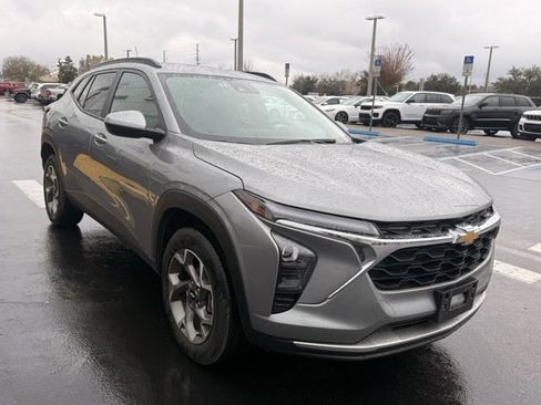 Used 2025 Chevrolet Trax LT w/ LT Convenience Package image 3