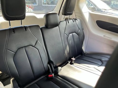 Certified 2023 Chrysler Pacifica Touring-L FWD image 13