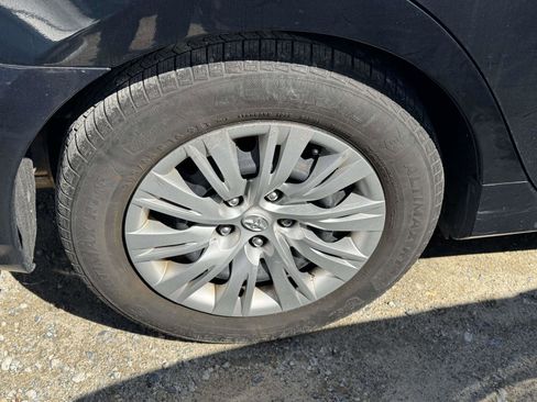 Used 2014 Toyota Camry LE image 5