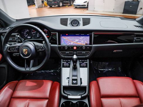 Used 2023 Porsche Macan image 16