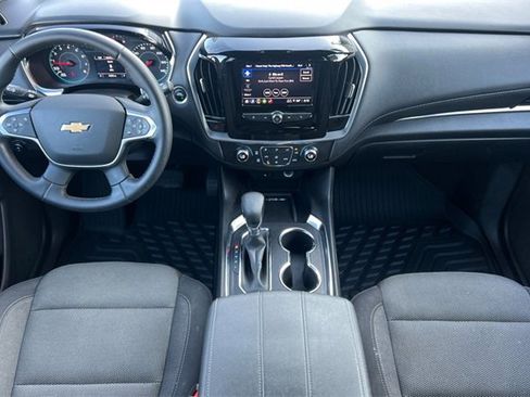 Used 2023 Chevrolet Traverse LT image 16