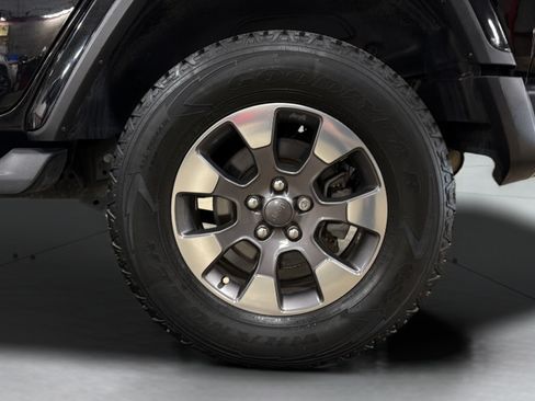 Used 2018 Jeep Wrangler Unlimited Sahara AWD/4WD image 27