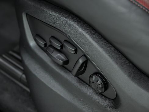 Used 2025 Porsche Cayenne AWD/4WD image 22