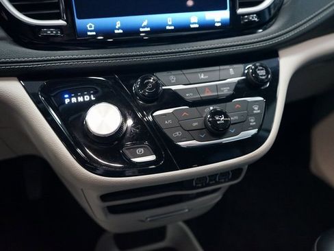 Used 2022 Chrysler Pacifica Touring-L image 38