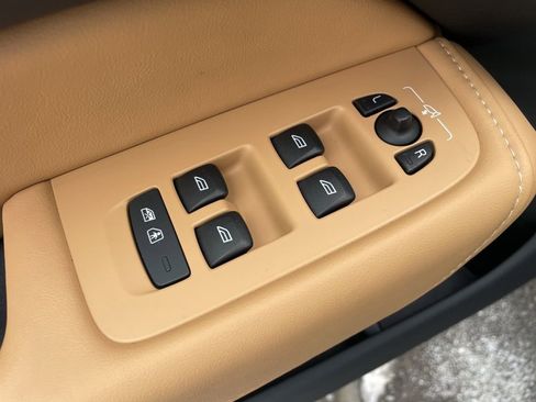 Certified 2024 Volvo XC60 B5 Ultimate image 19