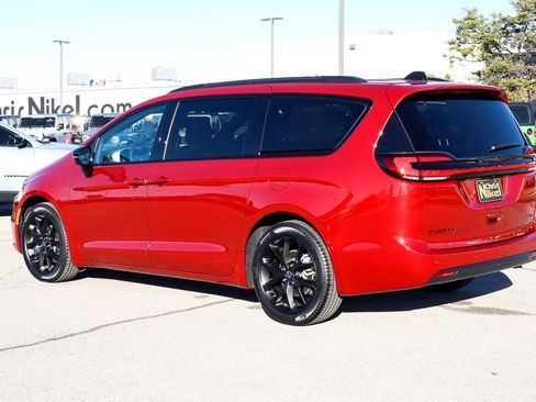 New 2026 Chrysler Pacifica Limited w/ Uconnect Theater Family Group image 7