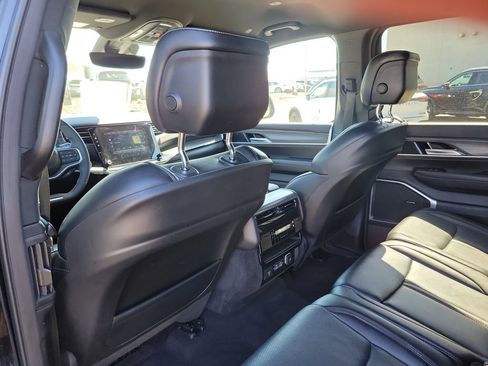Used 2024 Jeep Wagoneer Series II w/ Flexible Seating Group AWD/4WD image 15