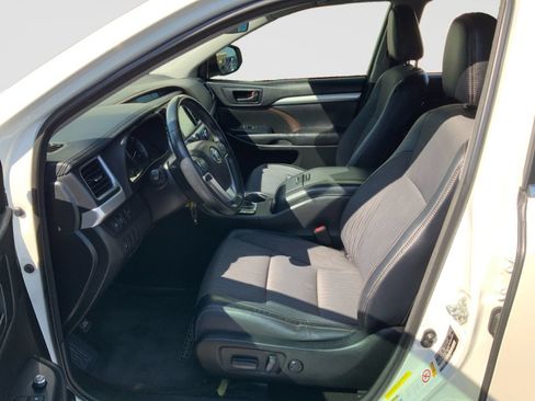 Used 2017 Toyota Highlander Plus FWD image 20