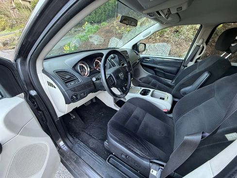 Used 2016 Dodge Grand Caravan SXT image 7