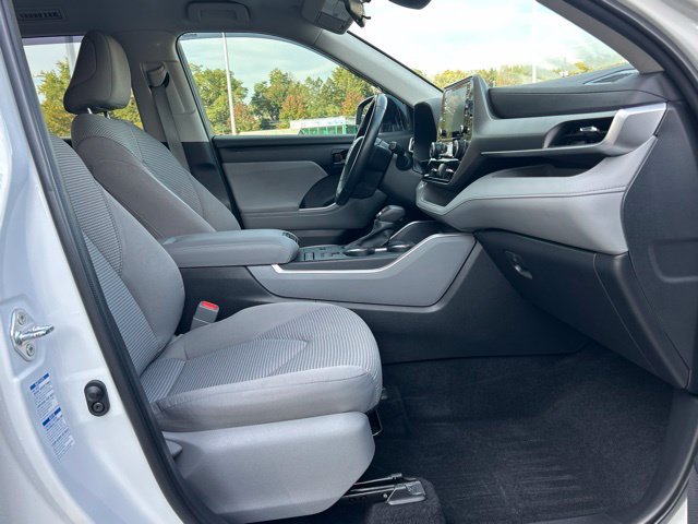 Used 2022 Toyota Highlander LE AWD/4WD image 26