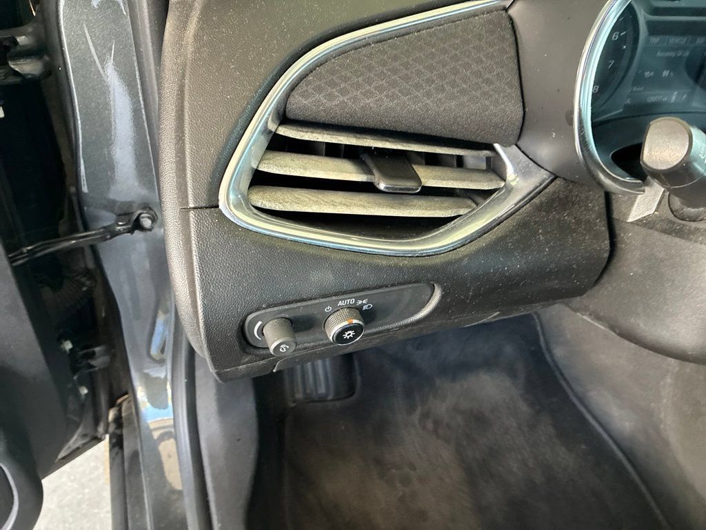 Used 2018 Chevrolet Malibu LT FWD image 23