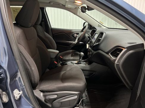 Used 2021 Jeep Cherokee Latitude w/ Mopar Interior Package image 26