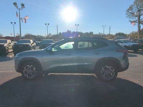 Used 2025 Chevrolet Trax LT image 7