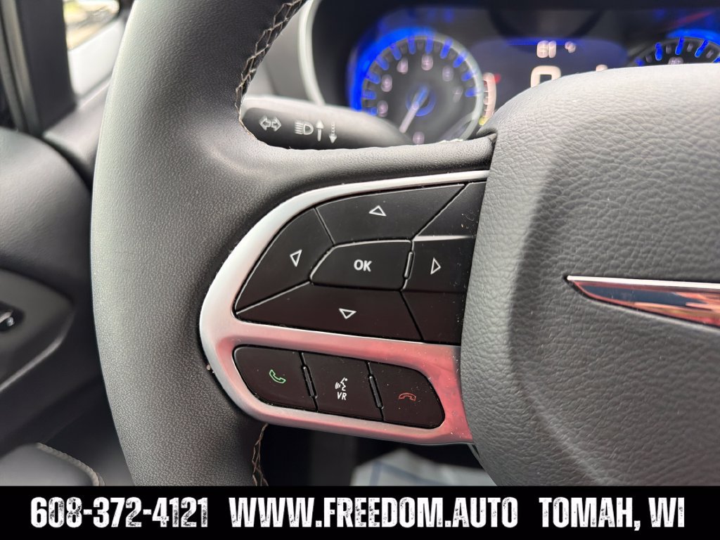 Used 2025 Chrysler Pacifica Select FWD image 16
