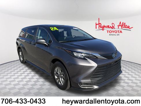 Certified 2024 Toyota Sienna LE image 1