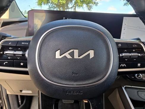 Used 2025 Kia Carnival FWD image 31