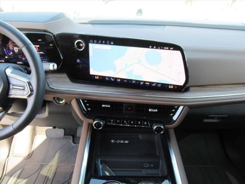 Certified 2025 Chevrolet Suburban High Country image 18