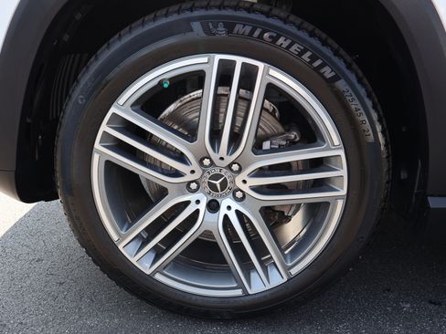 Certified 2025 Mercedes-Benz GLS 450 4MATIC image 9