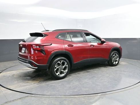Used 2025 Chevrolet Trax LT FWD image 10