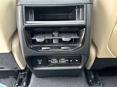 Used 2025 Jeep Grand Cherokee Limited w/ Luxury Tech Group II image 20