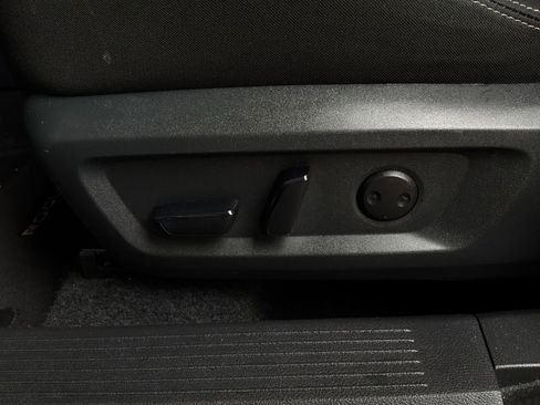 Used 2025 Nissan Rogue SV FWD image 11