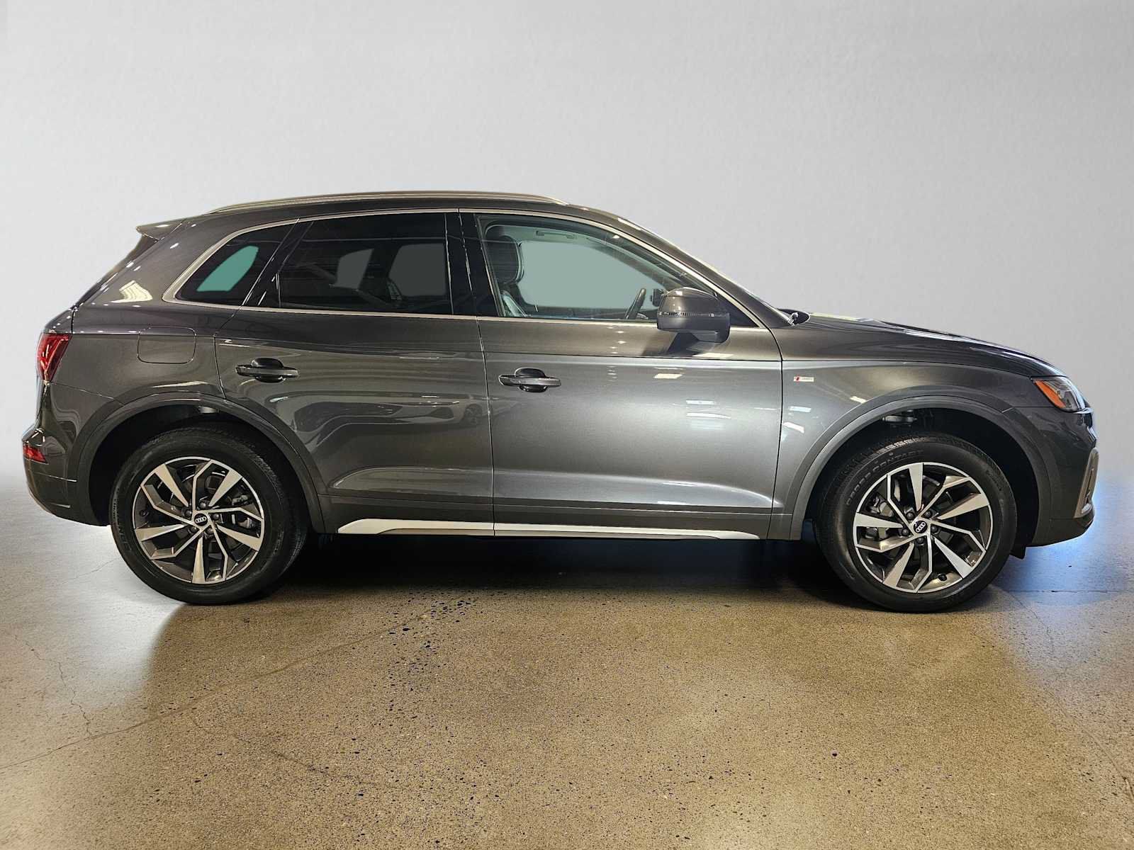 Used 2023 Audi Q5 2.0T Premium Plus w/ Premium Plus Package AWD/4WD image 2