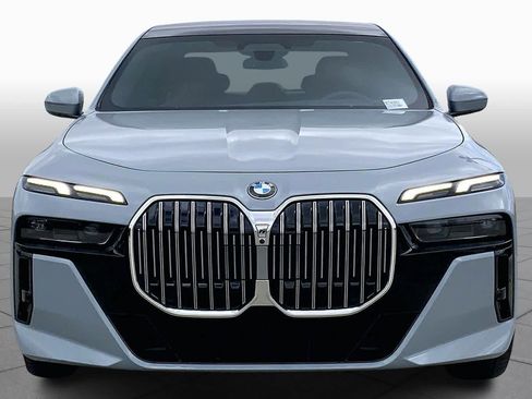 Used 2025 BMW 740i image 3