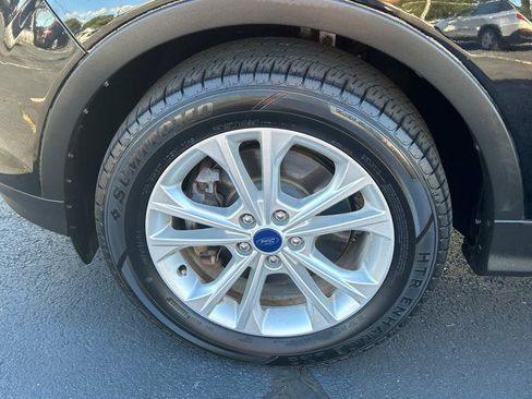 Used 2017 Ford Escape SE w/ Equipment Group 201A image 9