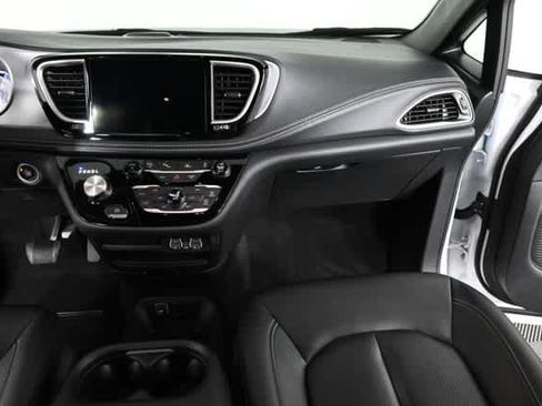Used 2024 Chrysler Pacifica Hybrid S Appearance Pkg image 18