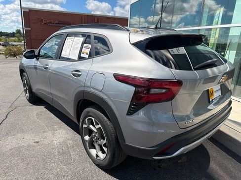 Used 2024 Chevrolet Trax LT w/ Sunroof Package FWD image 4