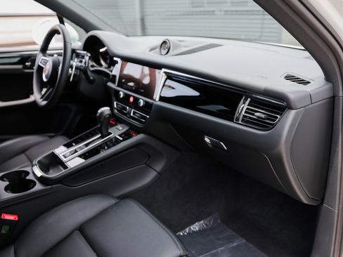 Certified 2025 Porsche Macan image 27
