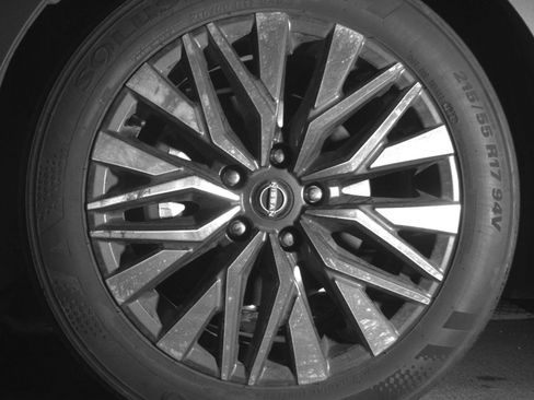 Used 2025 Nissan Altima 2.5 SV FWD image 15