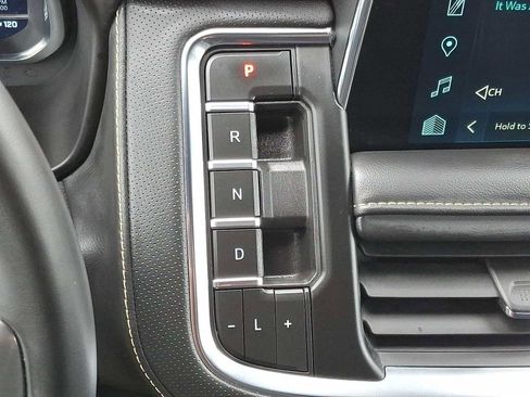 Used 2024 Chevrolet Suburban Premier image 21