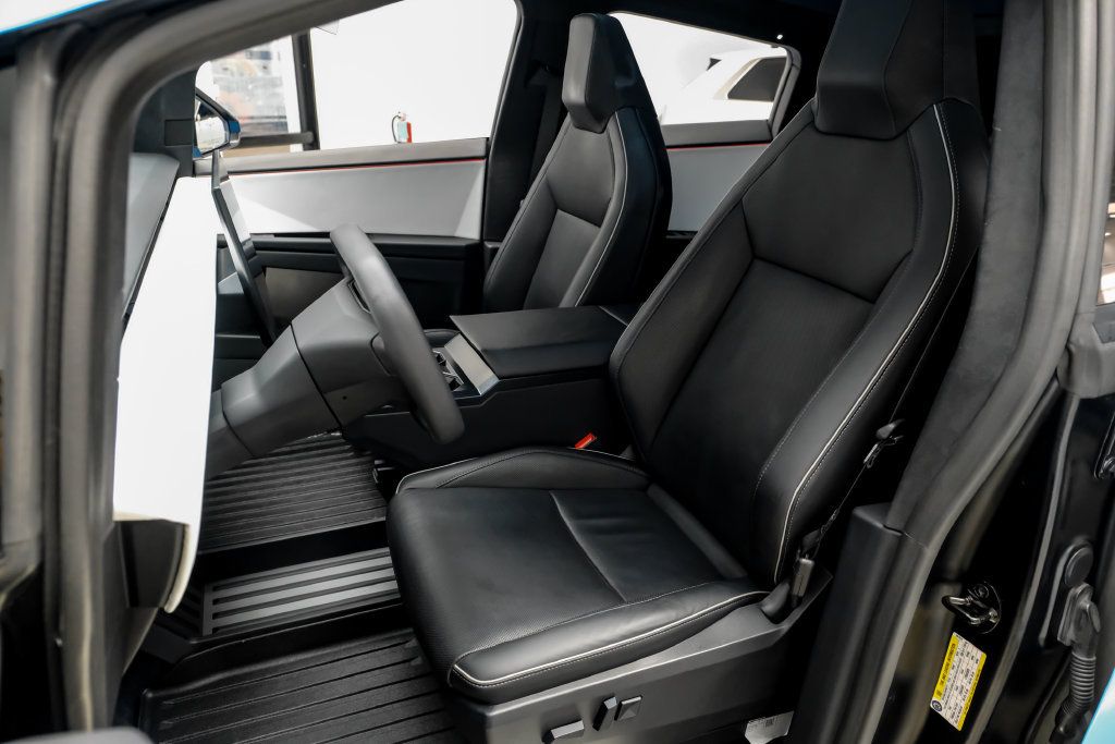 Used 2024 Tesla Cybertruck AWD Crew Cab image 32