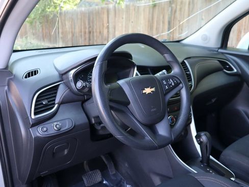 Used 2018 Chevrolet Trax LS AWD/4WD image 15