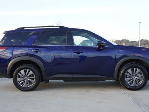 Used 2024 Nissan Pathfinder SV image 10