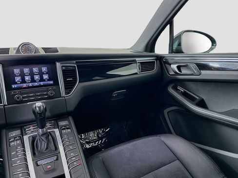 Used 2018 Porsche Macan image 25