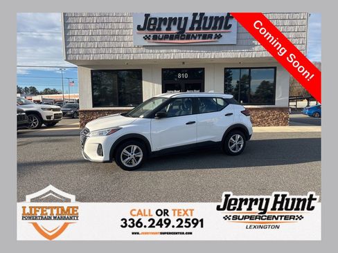 Used 2022 Nissan Kicks S image 1