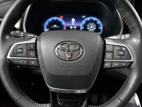 Used 2023 Toyota Highlander Limited image 12