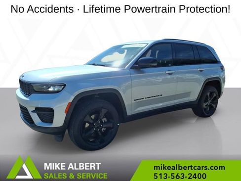 Used 2023 Jeep Grand Cherokee Altitude AWD/4WD image 3