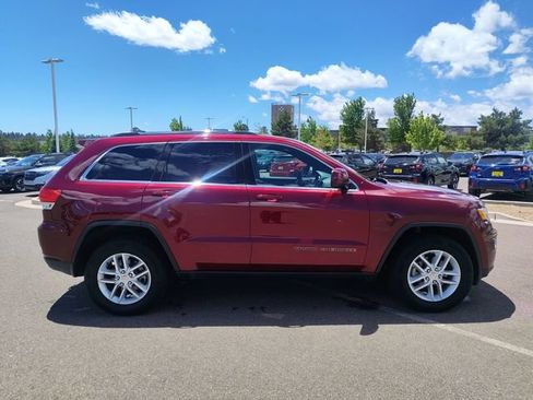 Used 2018 Jeep Grand Cherokee Laredo AWD/4WD image 2